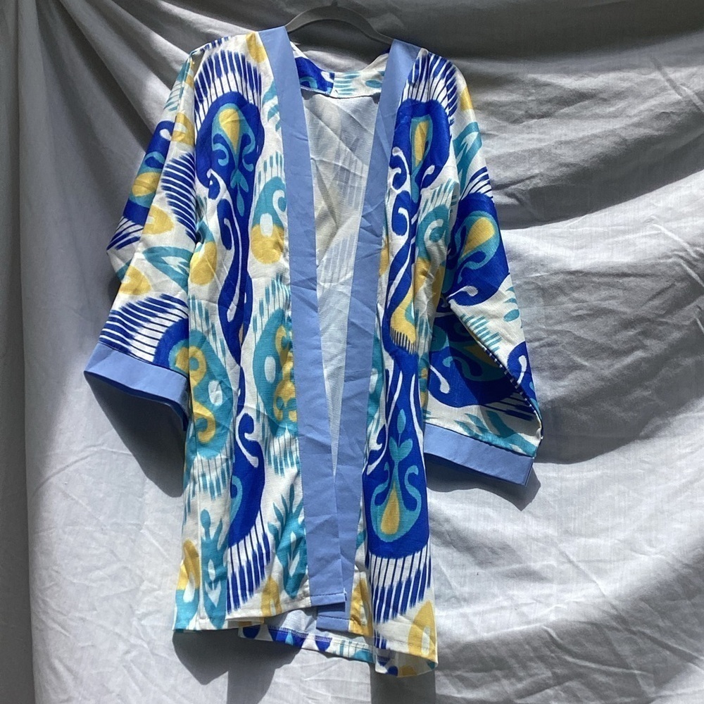 Unbranded white and blue patterned robe/cover up, size XL/L
